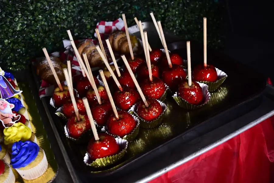 Manzanas cubiertas para los invitados